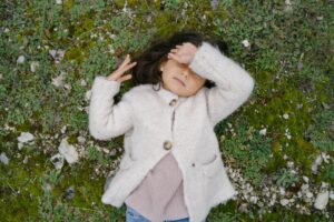 小さな女の子が大地で寝転がっている